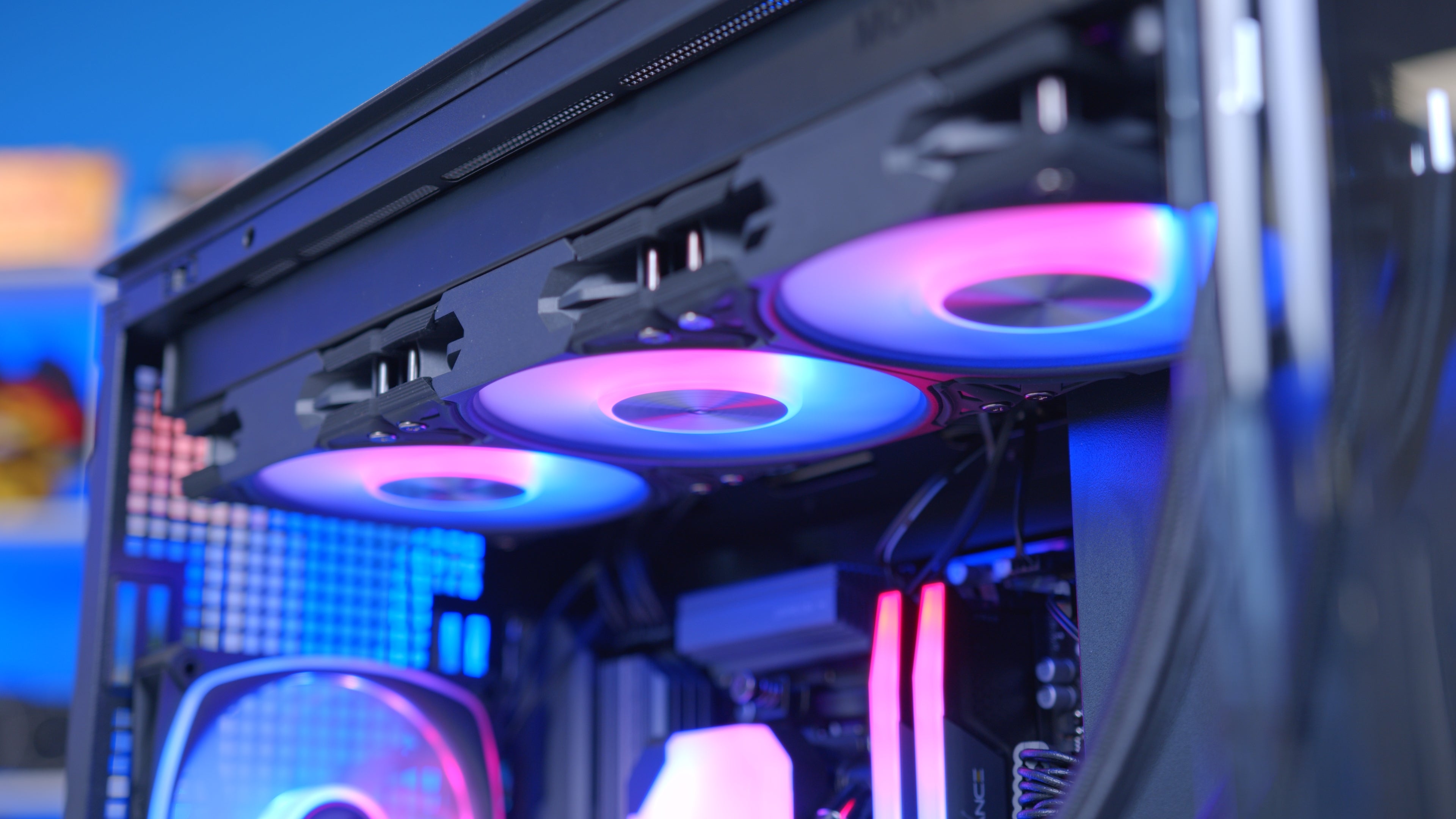 GeekaPC 'Expert' (RX 9070 / RTX 5070)