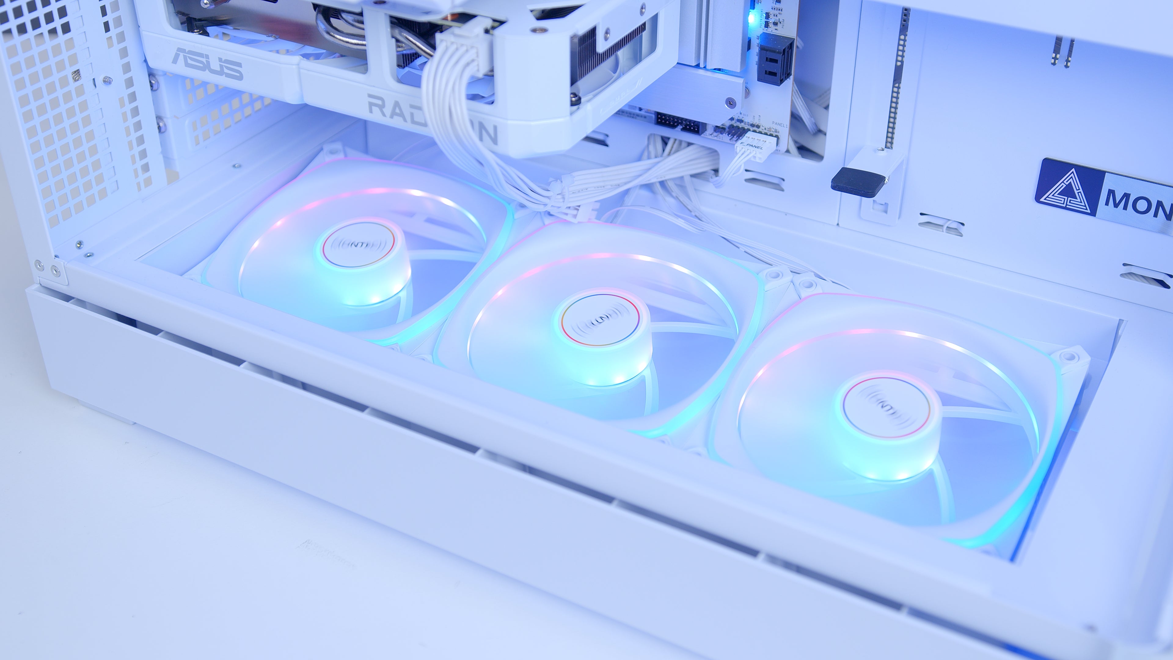 GeekaPC 'Blizzard' (RX 9060 XT / RTX 5060)