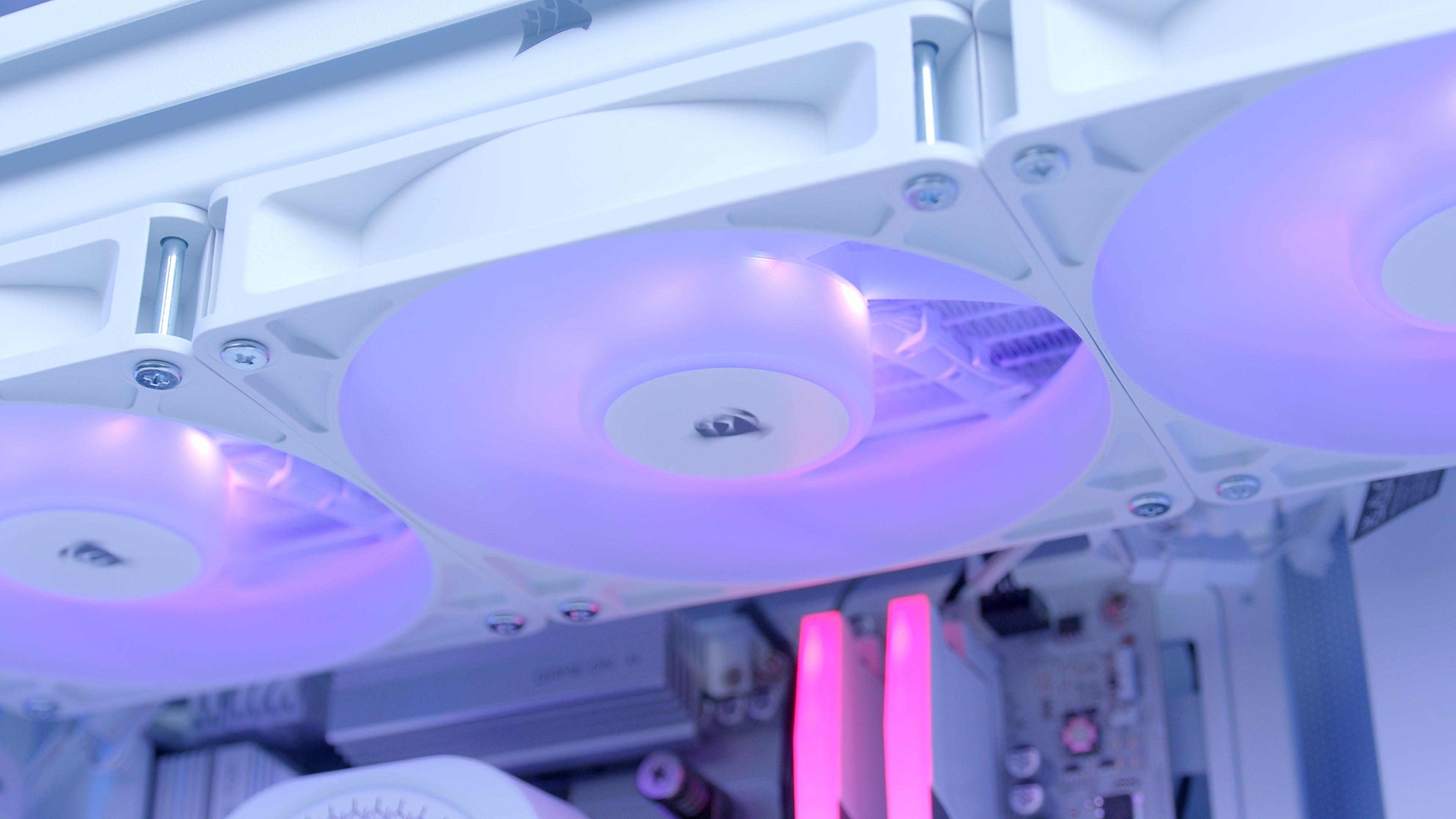 GeekaPC 'FRZN' (RX 9070 XT / RTX 5070 Ti)