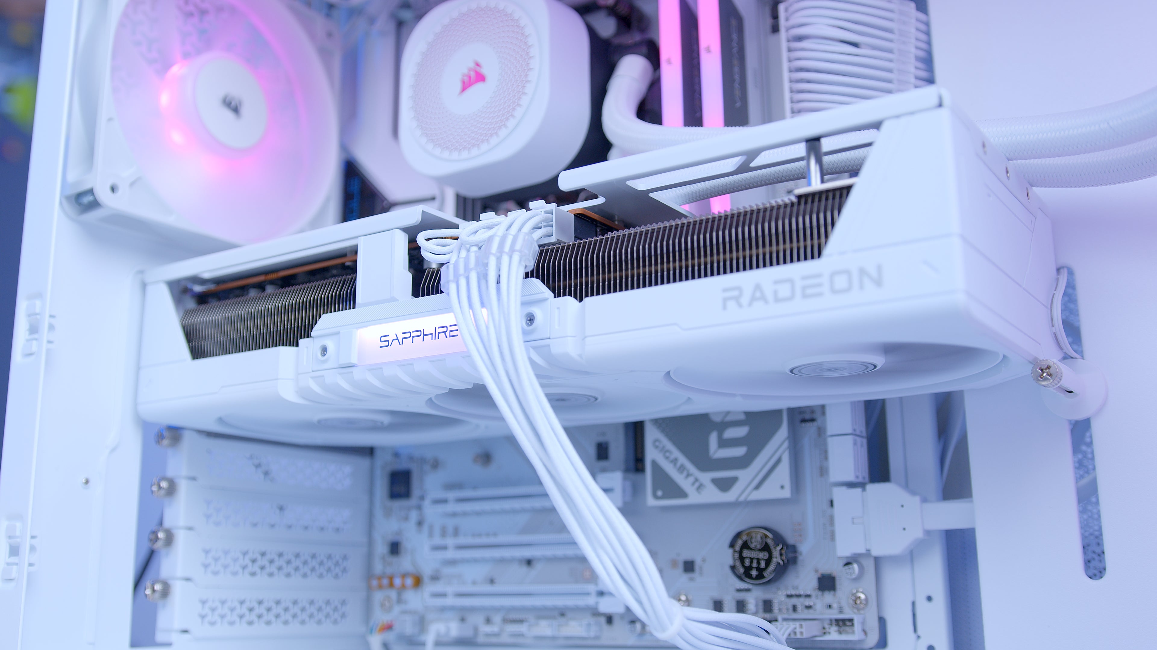 GeekaPC 'FRZN' (RX 9070 XT / RTX 5070 Ti)