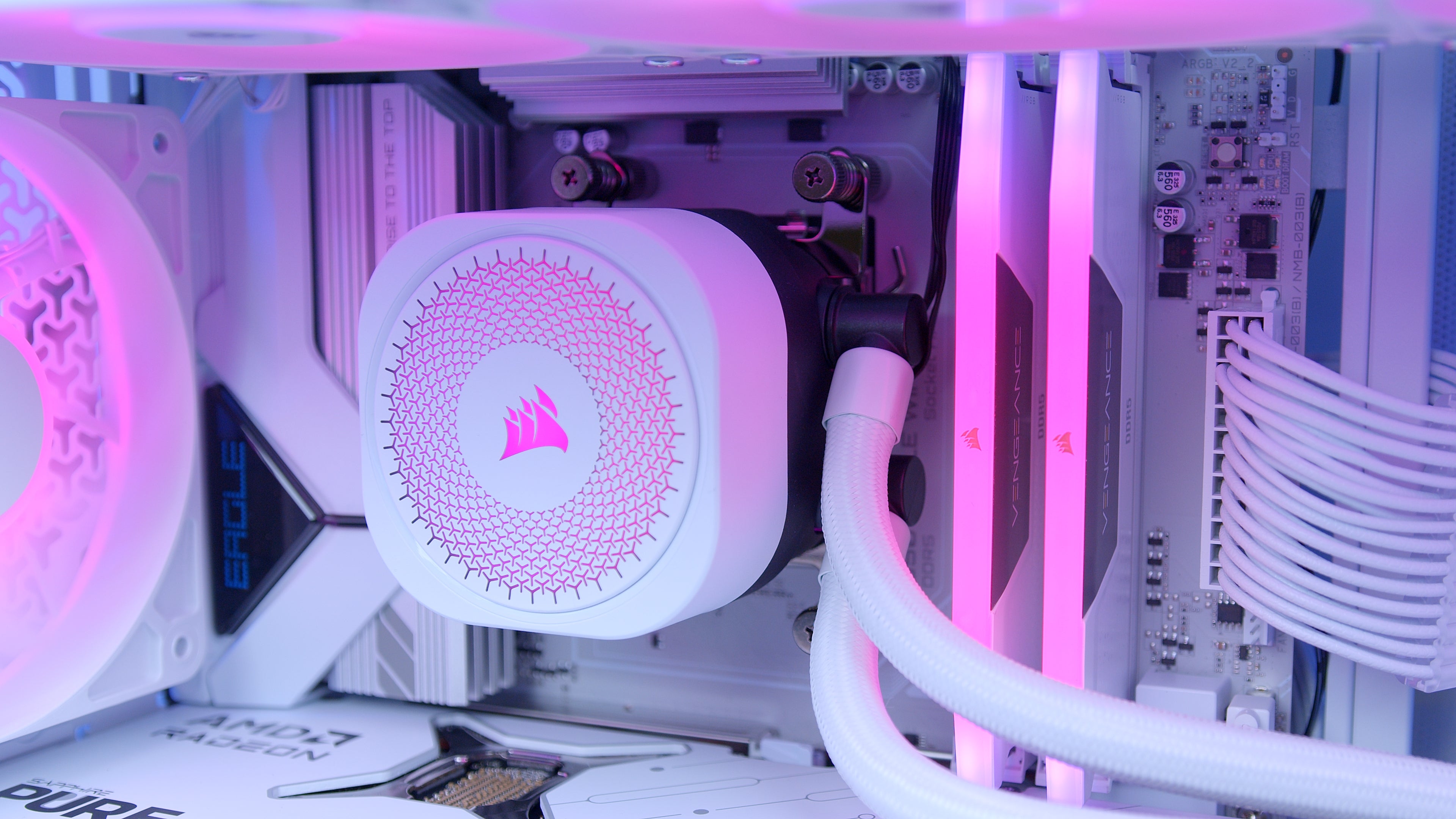 GeekaPC 'FRZN' (RX 9070 XT / RTX 5070 Ti)