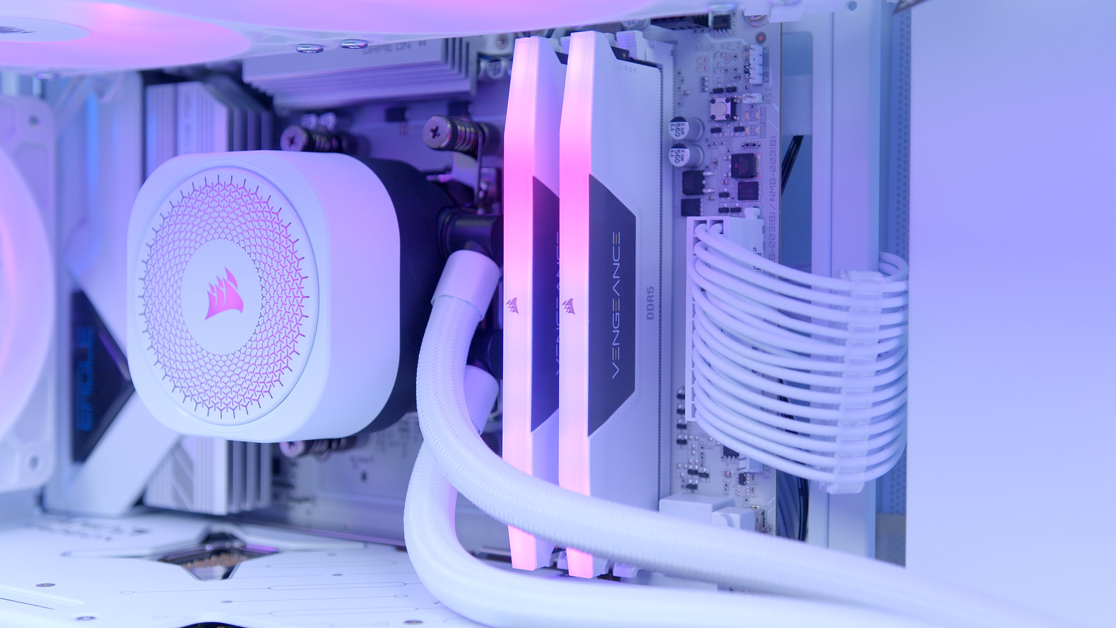 GeekaPC 'FRZN' (RX 9070 XT / RTX 5070 Ti)