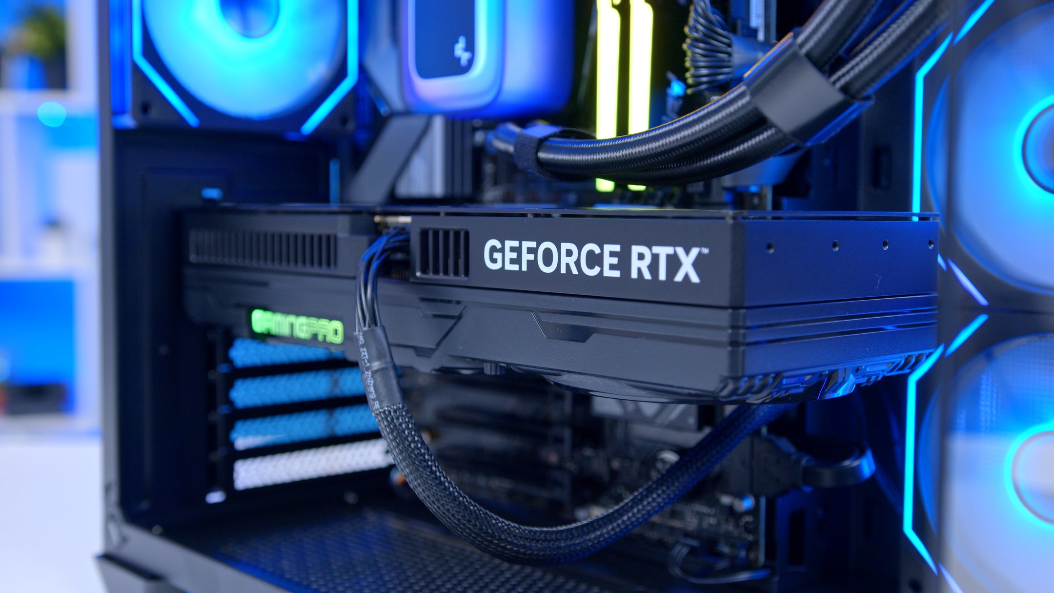 GeekaPC 'King' (RX 9070 / RTX 5070)