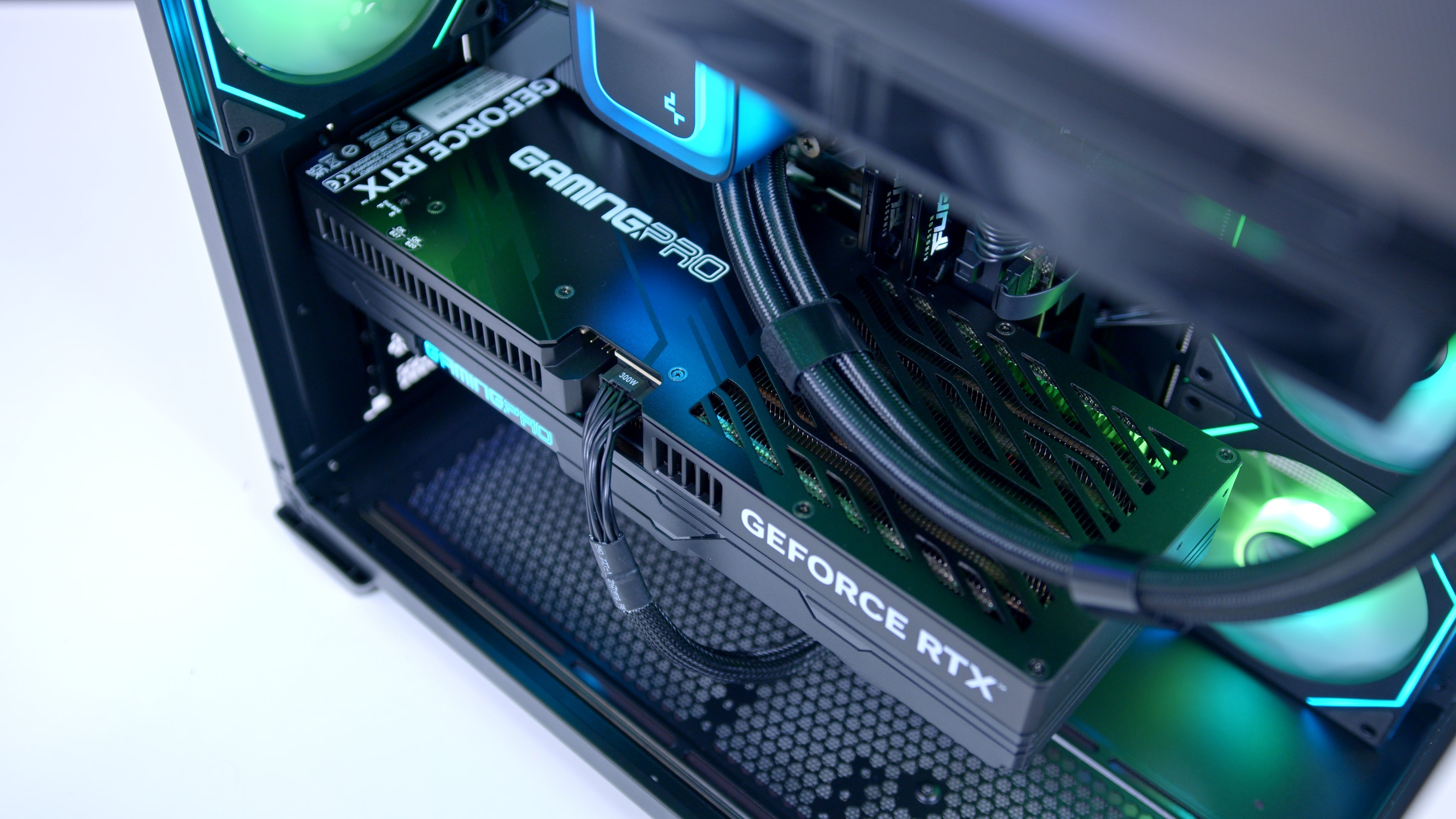 GeekaPC 'King' (RX 9070 / RTX 5070)