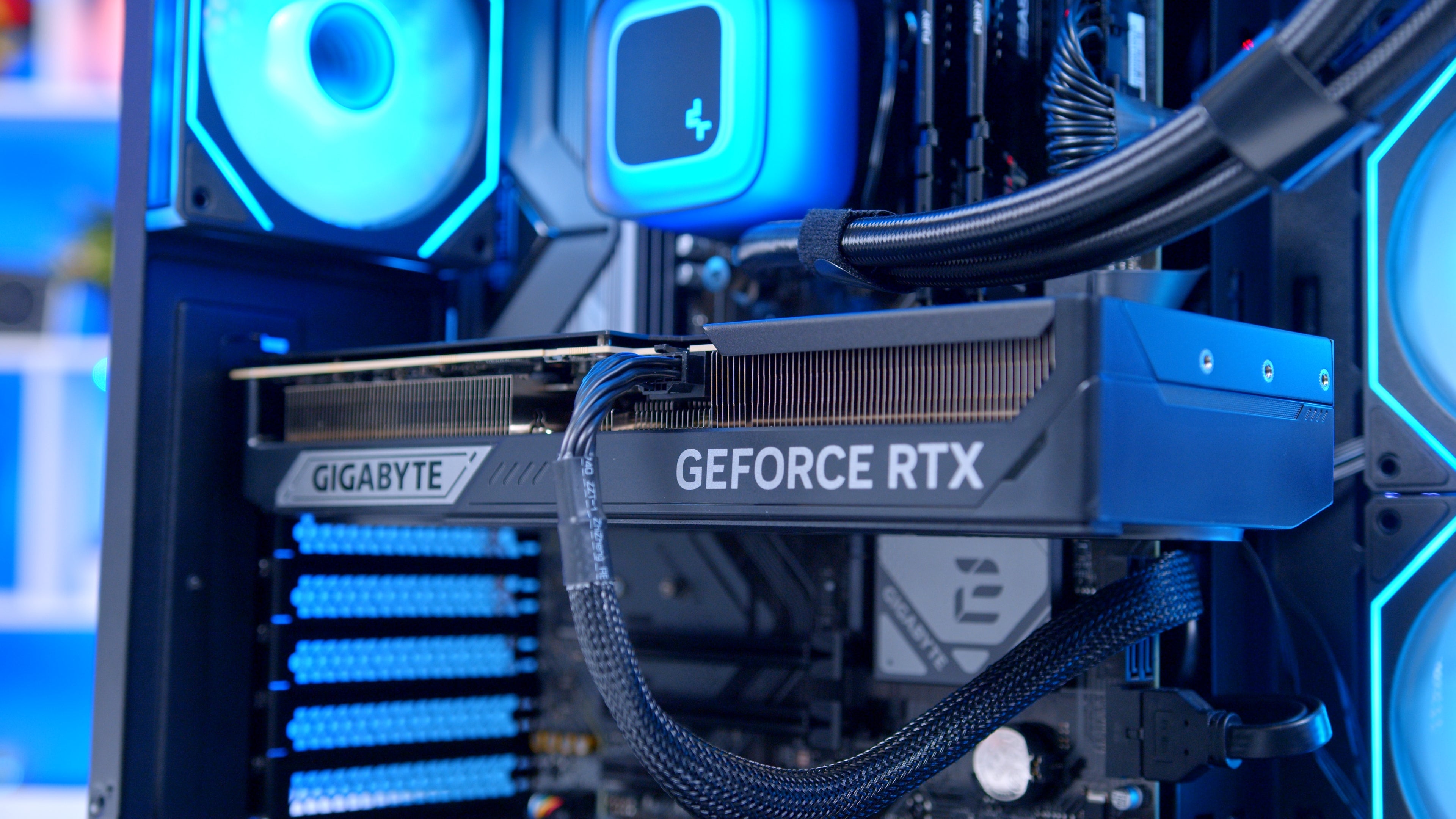 GeekaPC 'Emperor' (RX 9070 XT / RTX 5070 Ti)