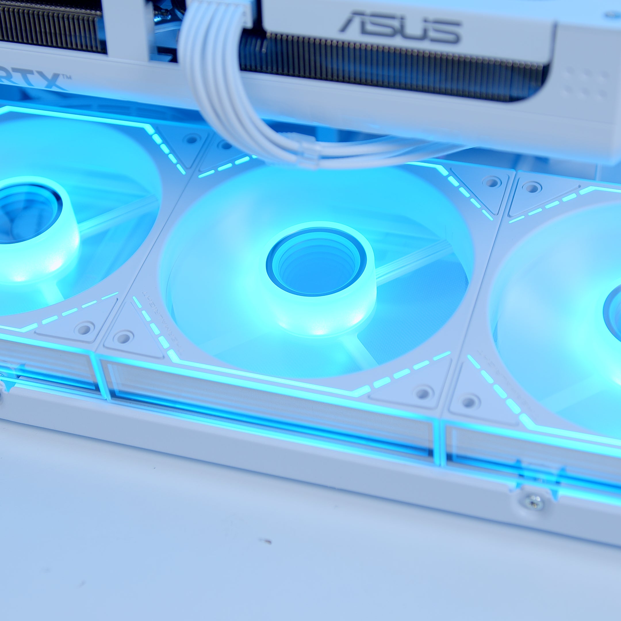 GeekaPC 'White Flux' Gaming PC