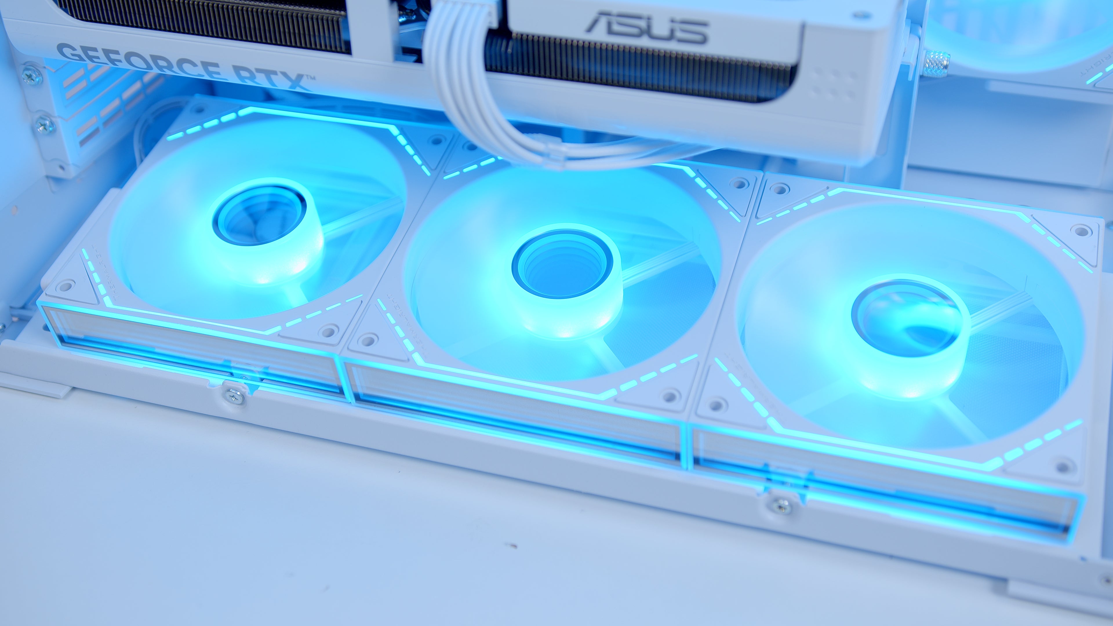 GeekaPC 'White Flux' Gaming PC