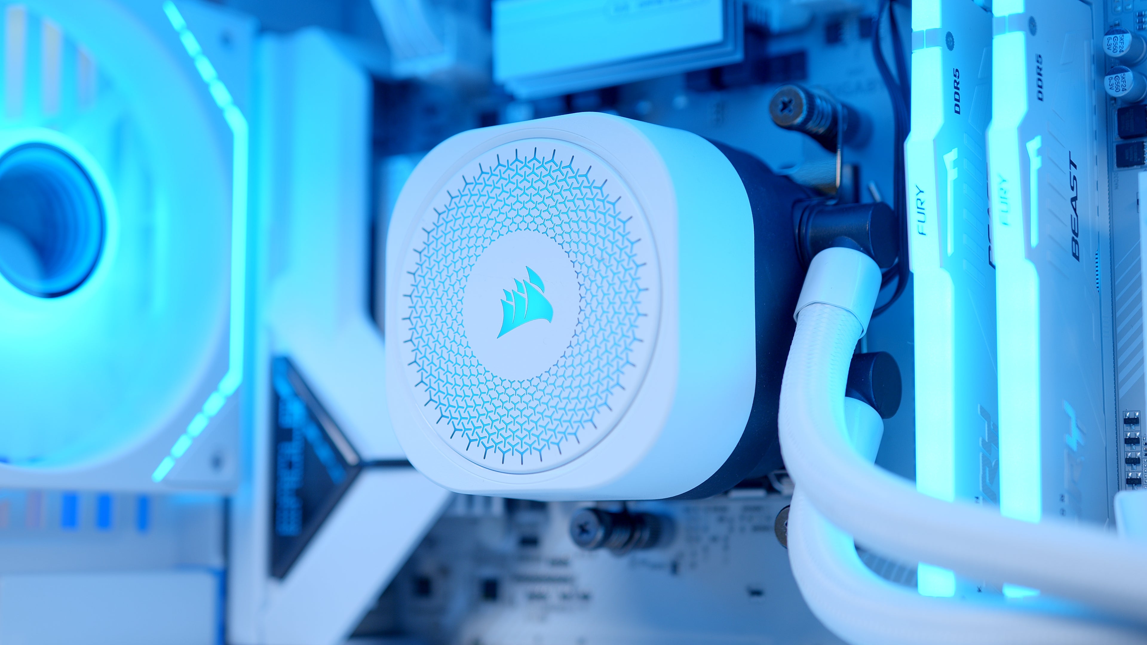 GeekaPC 'White Flux' Gaming PC