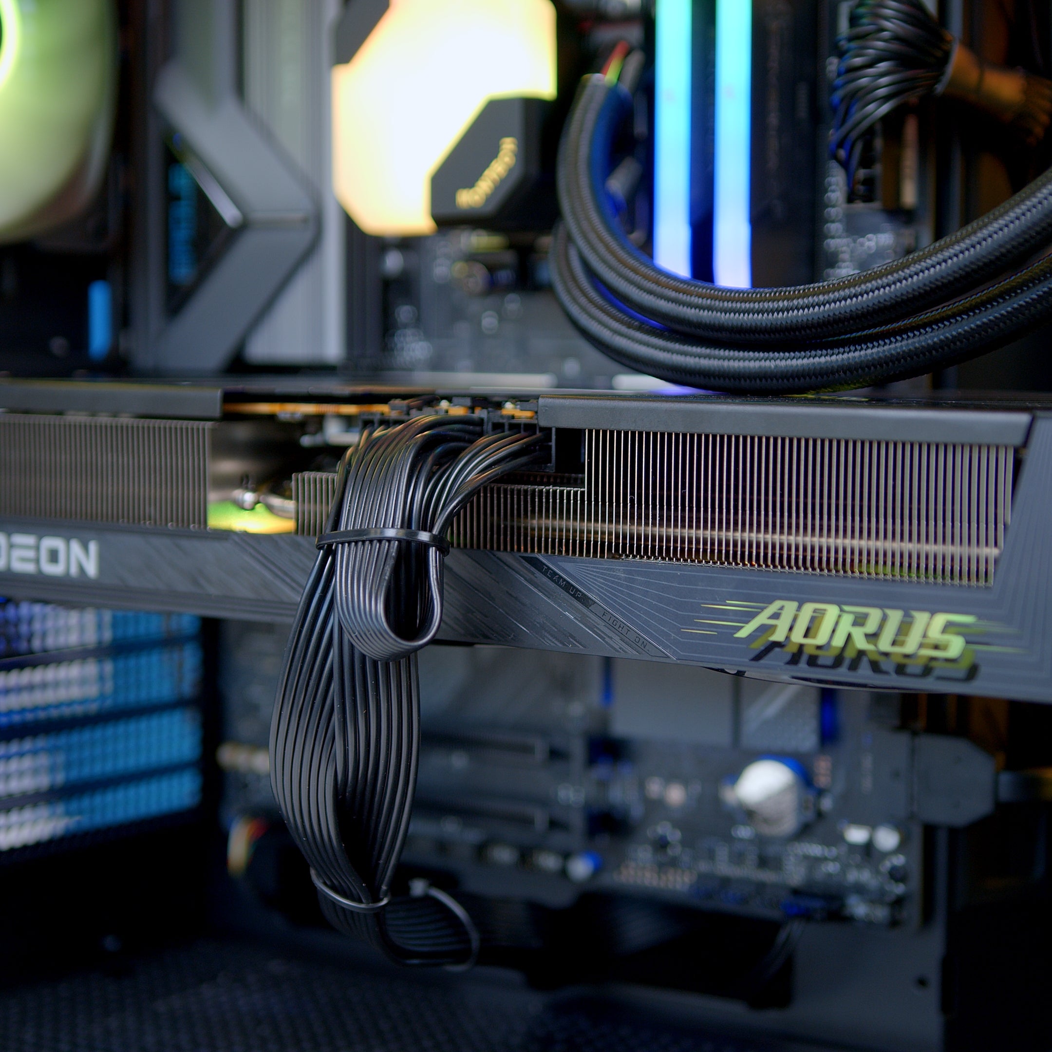 GeekaPC 'Emperor' (RX 9070 XT / RTX 5070 Ti)