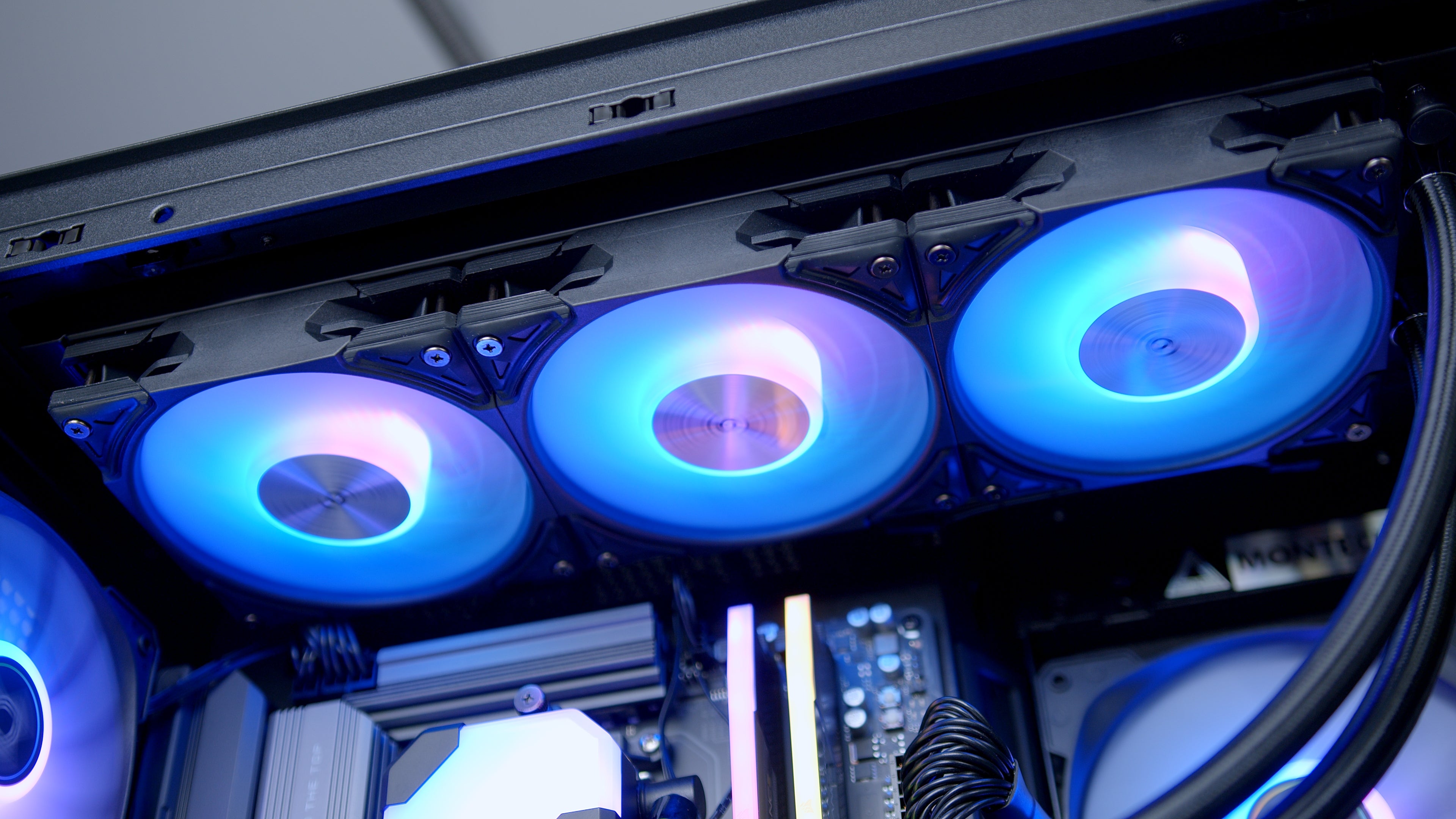 GeekaPC 'King' (RX 9070 / RTX 5070)