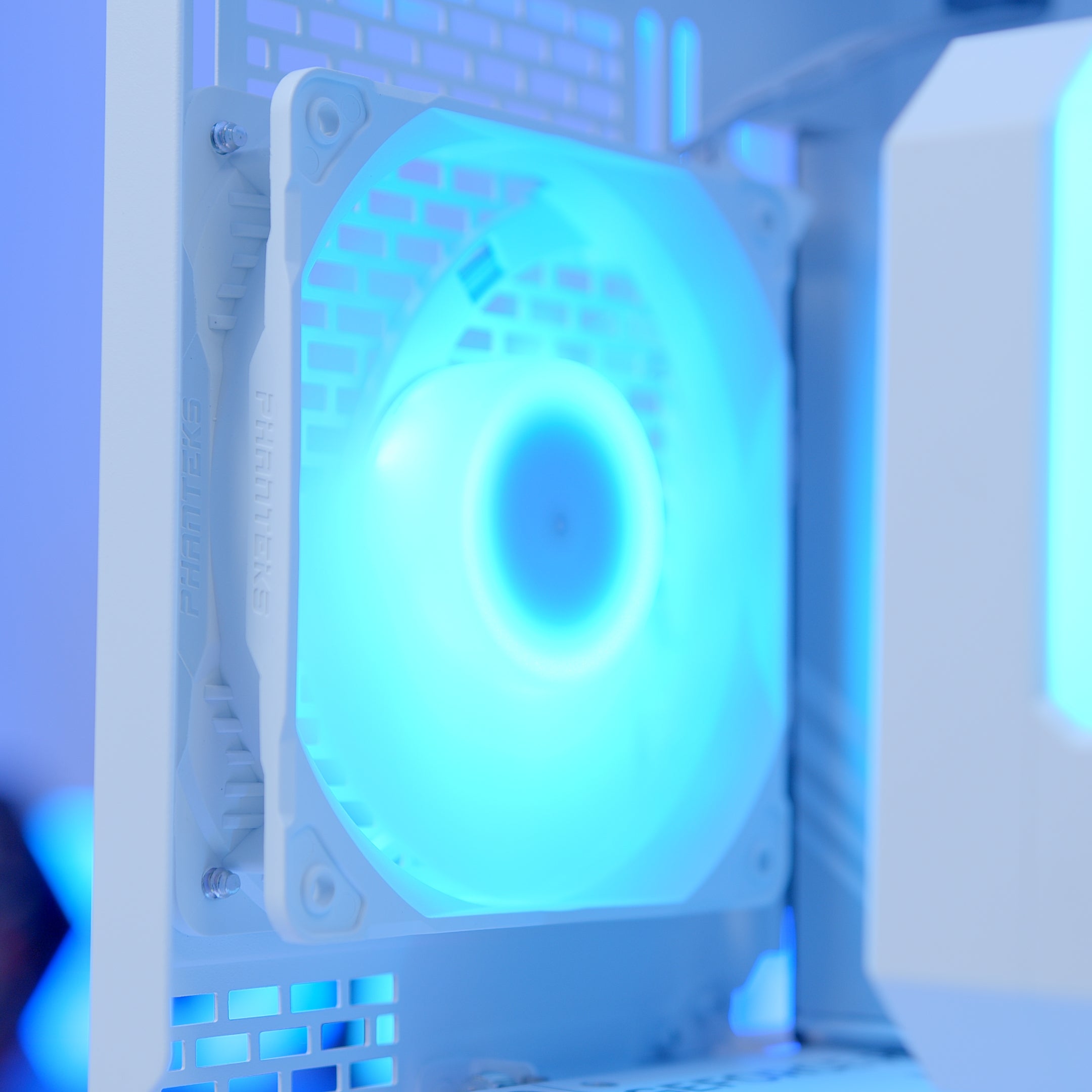 GeekaPC 'Arctic' (RTX 5070 / RX 9070)